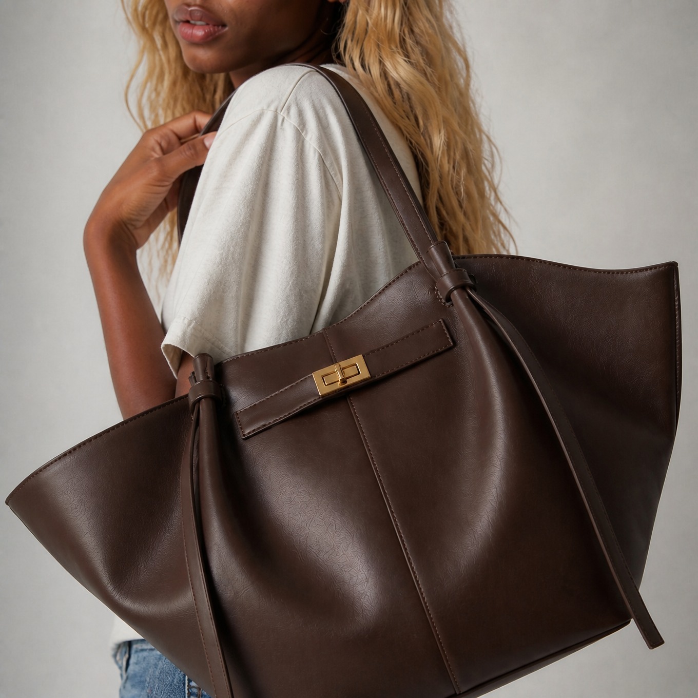 Sac de cours vintage femme porté - vue 5