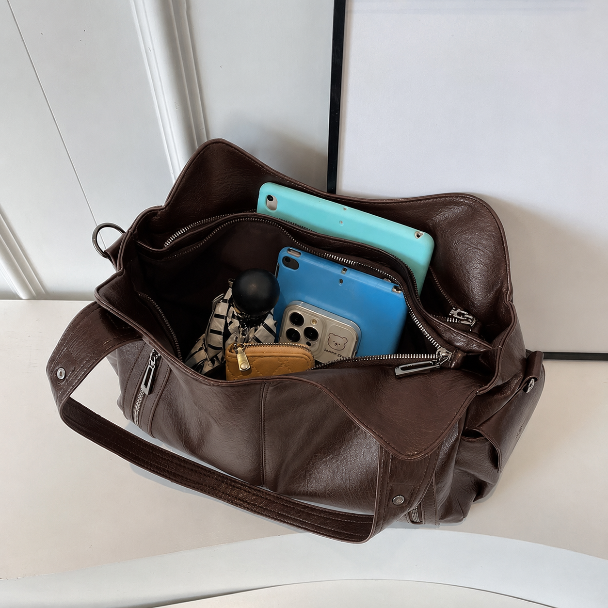 Sac Maëlle rempli : tablette, téléphone, accessoires