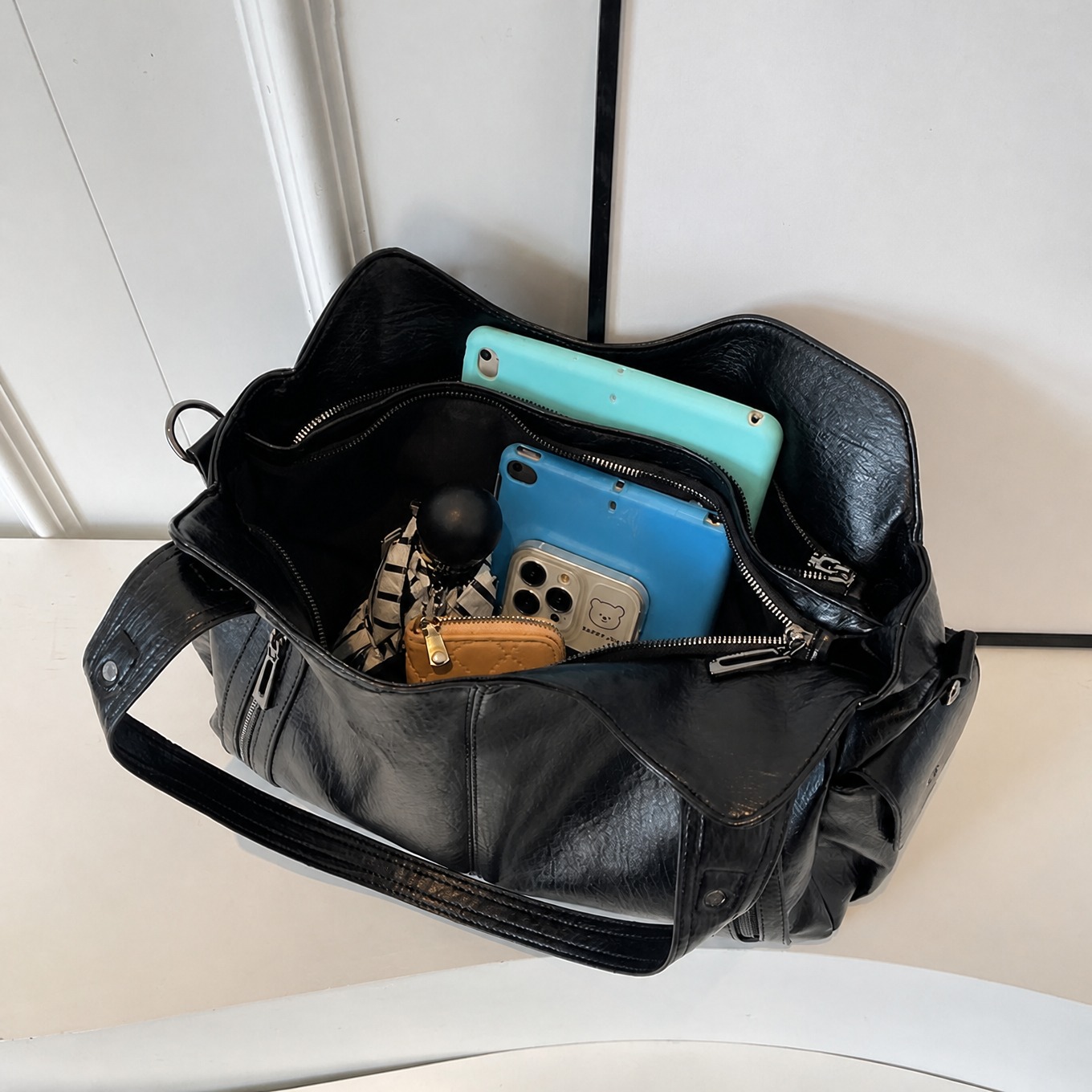 Sac Romane rempli : tablette, téléphone, accessoires
