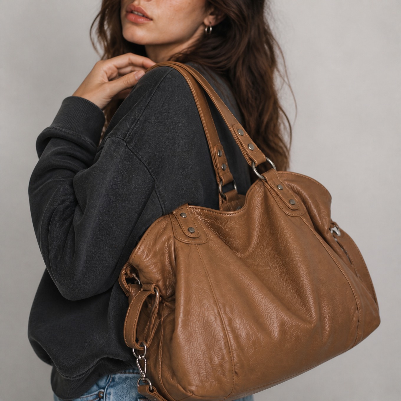 Sac de cours large et ample d’étudiante porté - vue 5